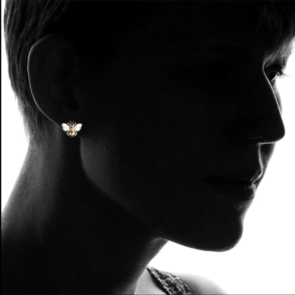 New Women’s Beautiful Cute Bee Stud Earrings - Picture 5 of 6